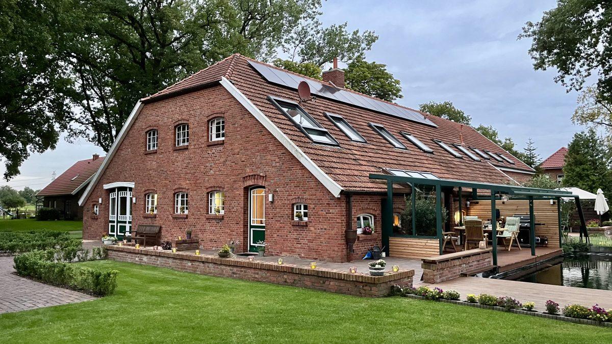 Backsteinhaus mit Terrasse und Garten
