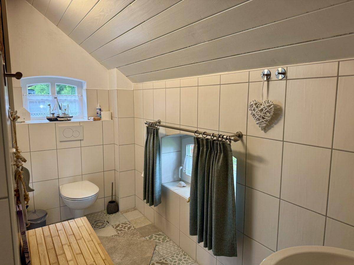 Helles Badezimmer mit Dusche und WC