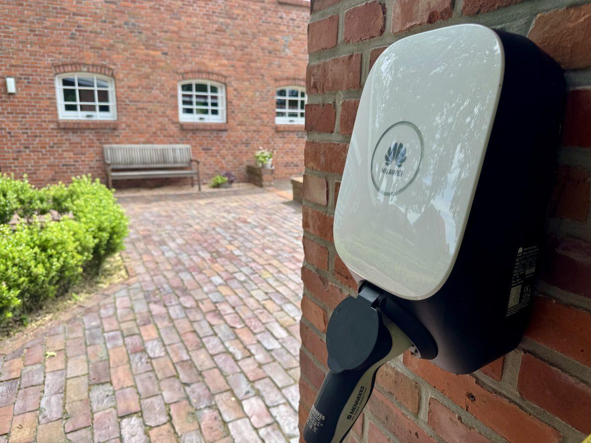 Hof mit Stellplatz und Wallbox-Ladestation