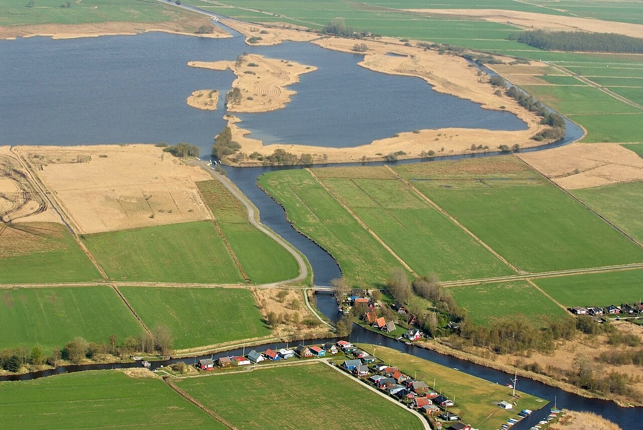Luftbild vom Großen Meer mit Feldern und Wasser