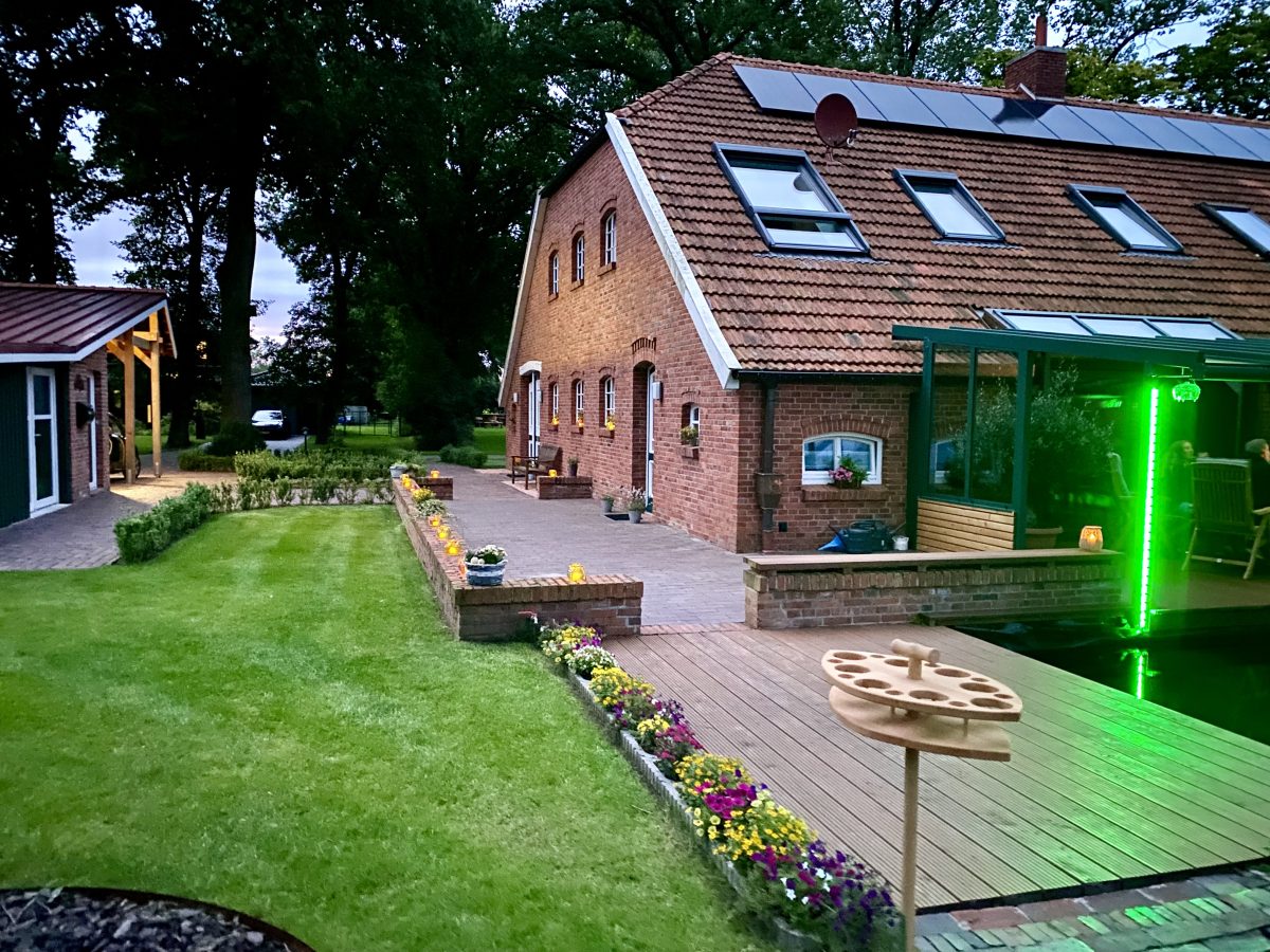 Landhaus mit Terrasse, Wintergarten und Teich im Garten