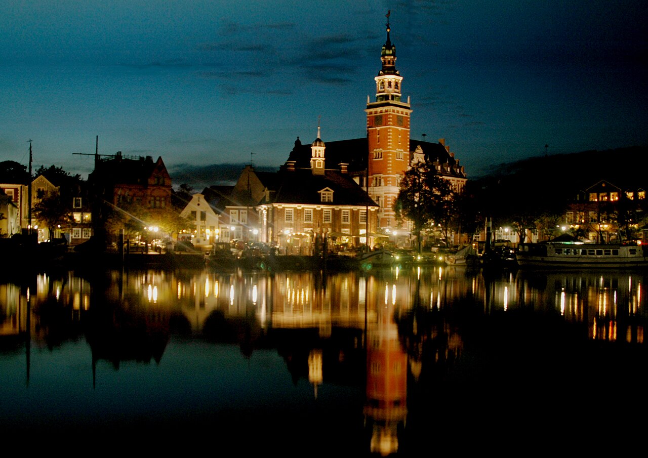 Historischer Hafen von Leer bei Nacht