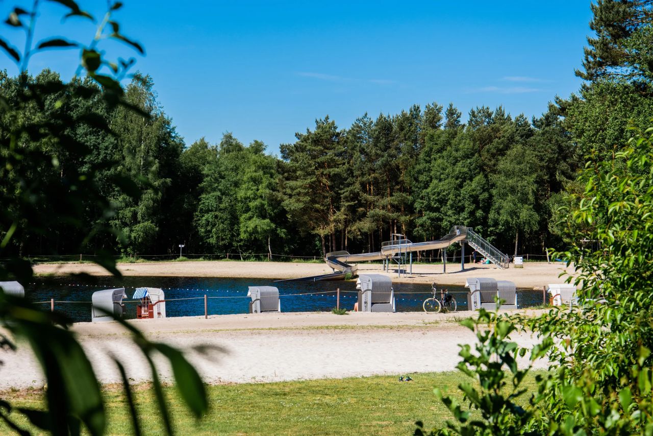 Badestrand mit Strandkörben am Ottermeer bei Wiesmoor